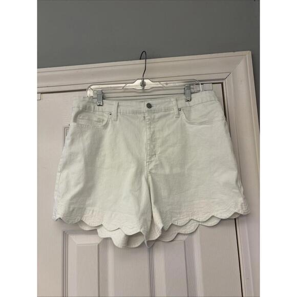 Crown & Ivy Shorts Women's 14 Beige White Denim Scalloped Stretch 37x3.5 - Picture 2 of 9